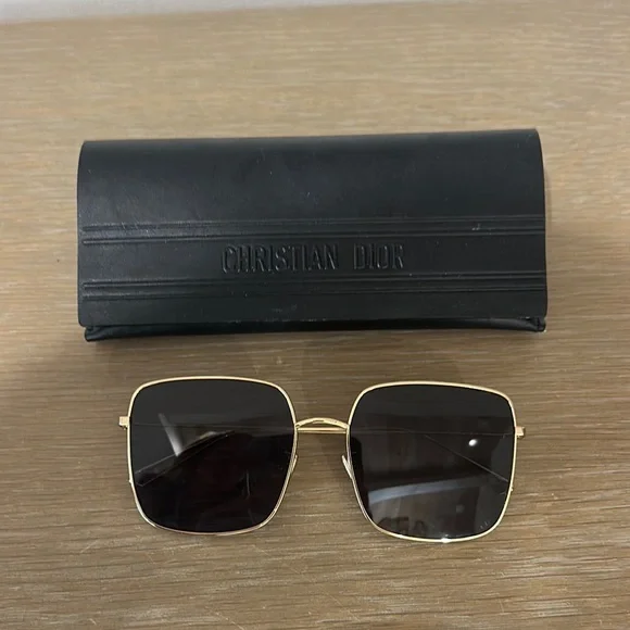 Dior Gold and Black Sunglasses with Sleek Design DiorTreasure S1F Black Square Sunglasses | DIOR main image 3